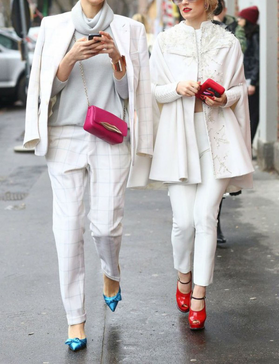 Khi diện trang phục màu trắng từ đầu đến chân, nhiều người thường lo ngại rằng set đồ sẽ trở nên đơn điệu hoặc thiếu điểm nhấn.