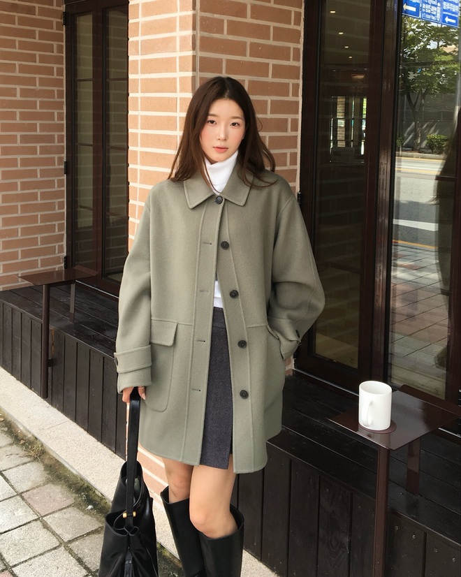 Cách phối này còn mang lại cảm giác trẻ trung, tươi tắn, rất phù hợp cho những ai muốn làm mới hình ảnh bản thân trong mùa lạnh.