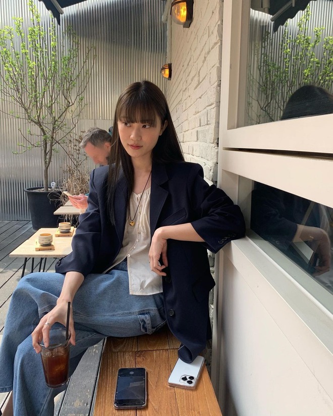 Với thiết kế tối giản nhưng tinh tế, blazer mang đến sự chỉn chu, thanh lịch mà vẫn phóng khoáng.