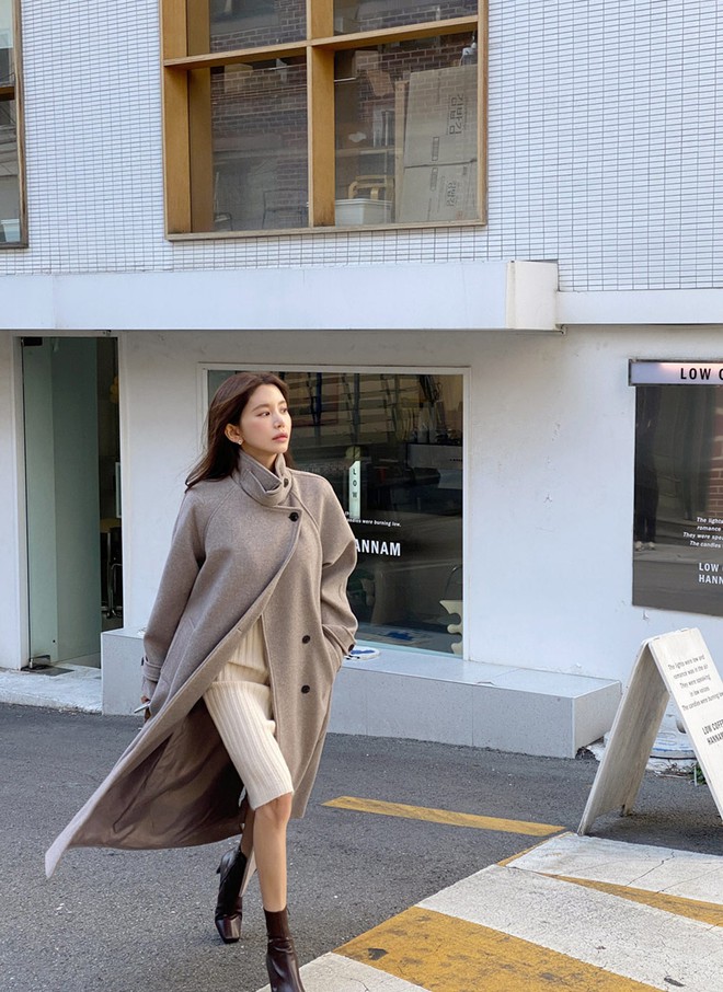 Kiểu áo này thường có phom rộng và dáng dài nên đôi khi khiến tổng thể trở nên nặng nề.