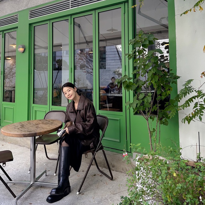 Những ai yêu thích phong cách nữ tính có thể phối áo da với váy hoa hoặc váy lụa dài, giúp tổng thể vừa mềm mại vừa hiện đại.