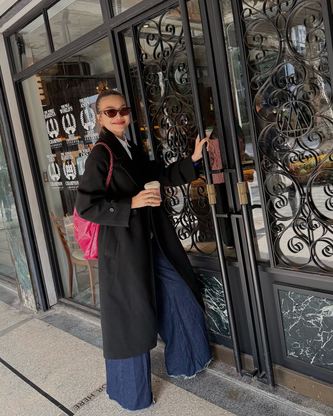 Các người đẹp Việt thường chọn những gam màu nhẹ nhàng như xám, kem hoặc camel – dễ phối đồ và tôn lên sự tinh tế.