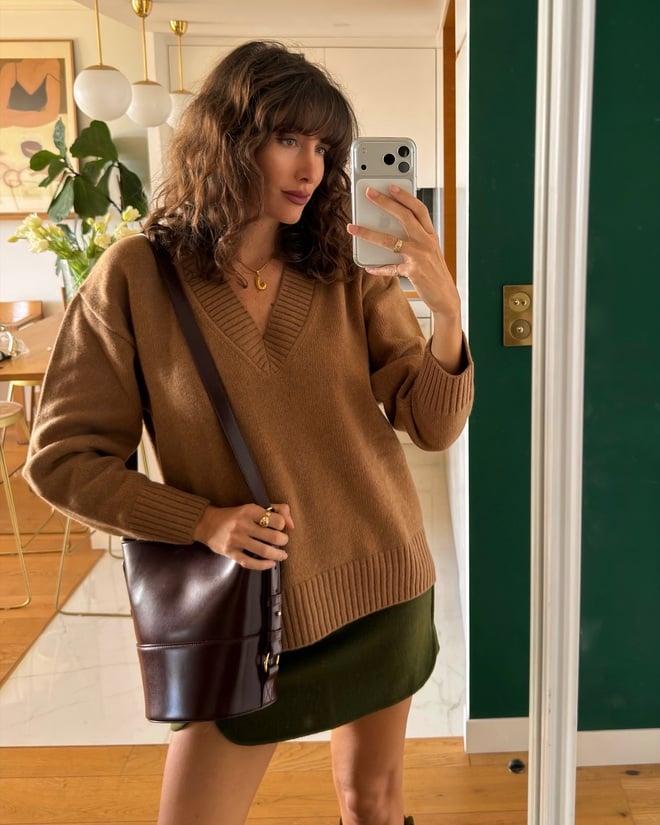 Áo len cổ tim là lựa chọn kinh điển trong tủ đồ mùa lạnh của các quý cô Pháp.