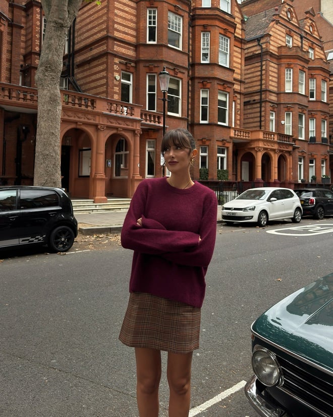 Nếu áo cổ tim gợi nét nữ tính, thì áo len cổ tròn lại mang tinh thần cổ điển, chỉn chu