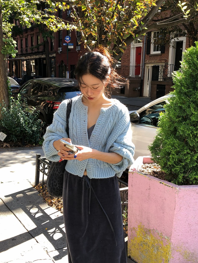 Tóc kẹp càng cua là kiểu tóc được yêu thích trong vài năm gần đây, mang đậm phong cách thanh lịch và hiện đại.