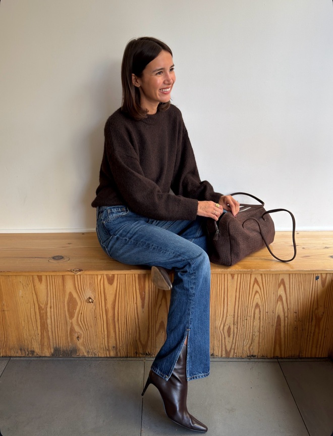 Phụ nữ Pháp hiếm khi mặc áo len màu nổi hay họa tiết cầu kỳ.