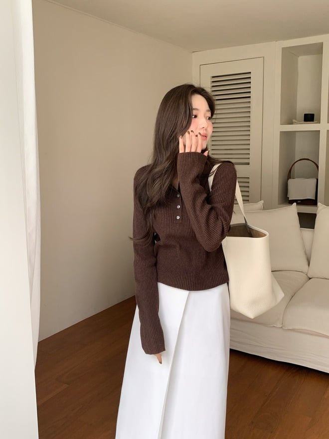 Áo len đen hoặc nâu sẫm kết hợp cùng quần trắng, kem hay be luôn là lựa chọn chuẩn.