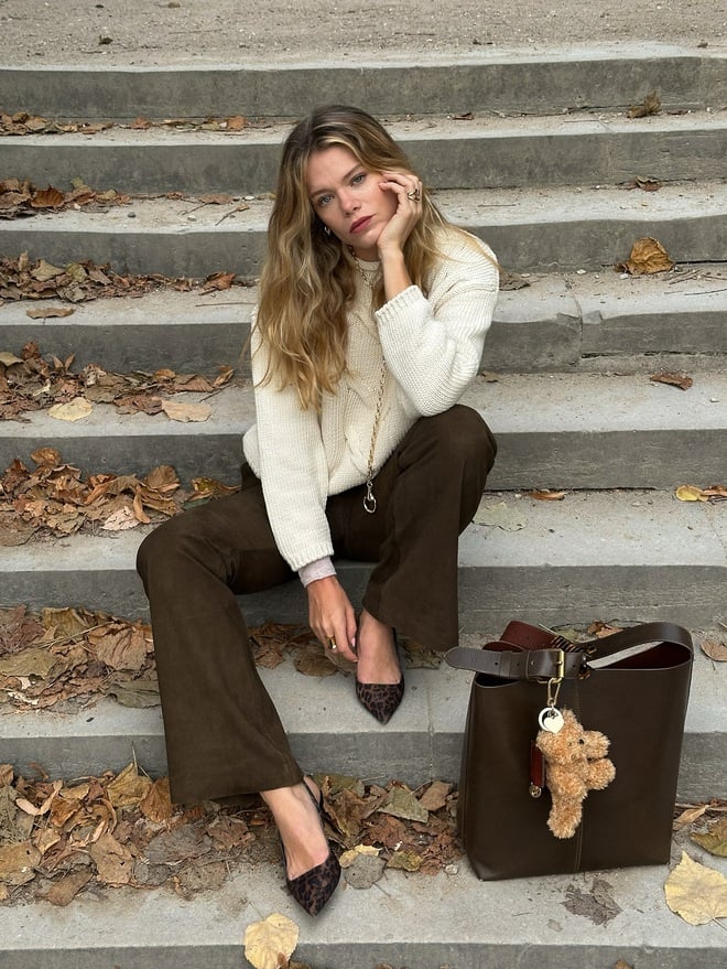 hụ nữ Pháp thường chọn áo vặn thừng dáng vừa, tránh kiểu quá rộng gây luộm thuộm.