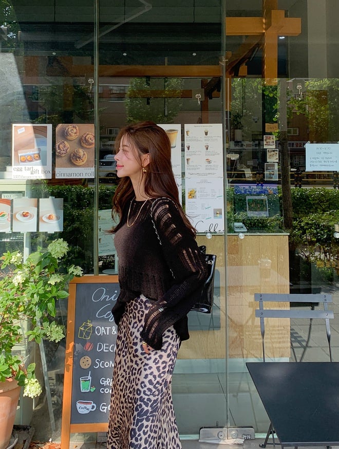 Phụ kiện chính là yếu tố giúp chiếc áo len tối màu trở nên sinh động.