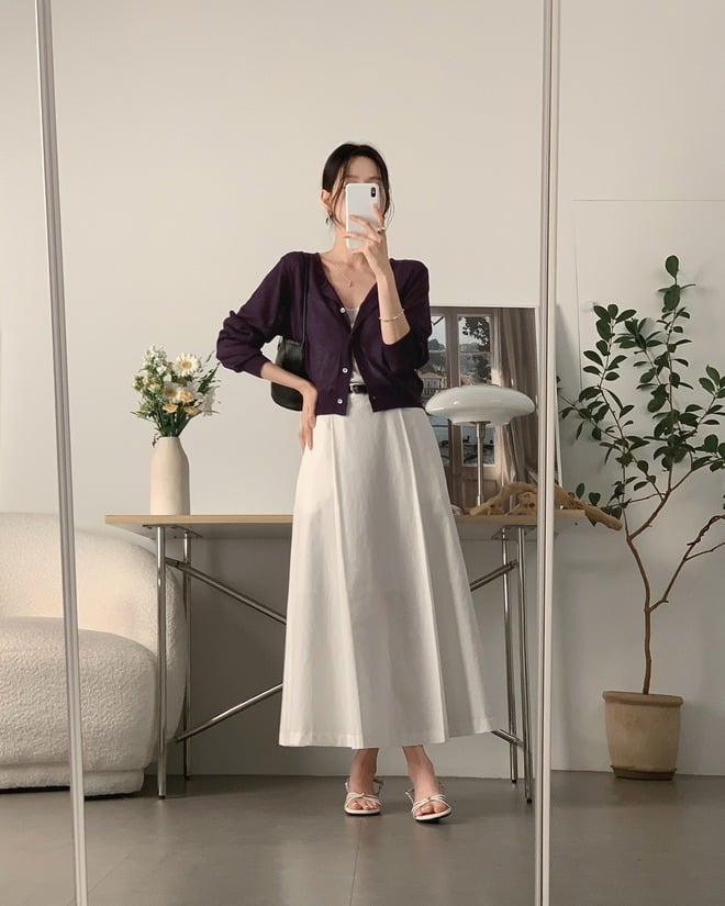 Chân váy trắng cũng có khả năng “hack” chiều cao rất tốt, giúp dáng người trông cao và gọn hơn. 