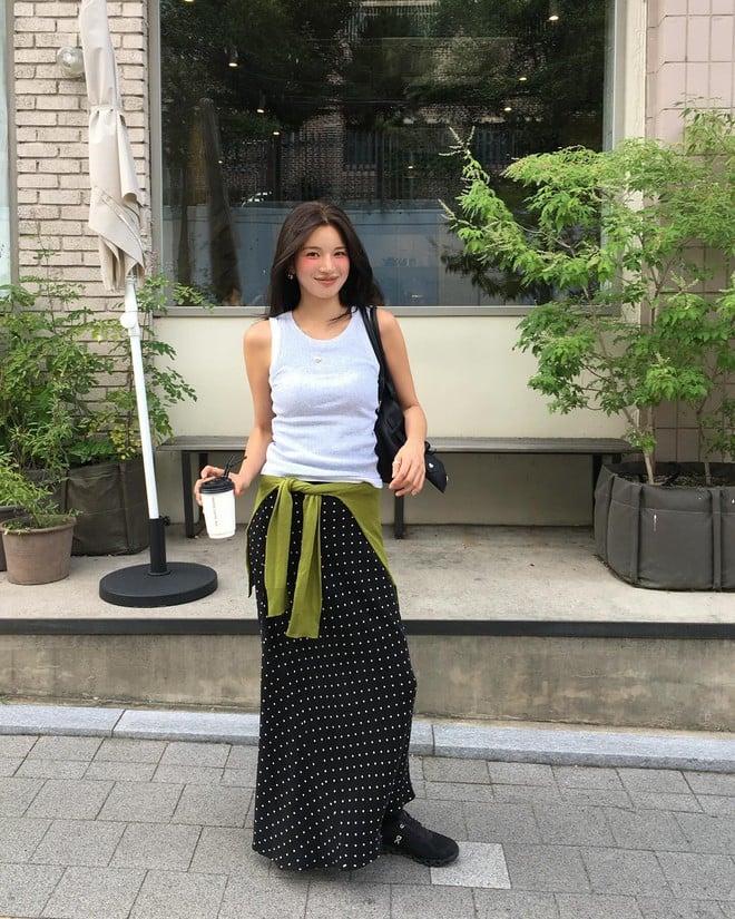 Những cô nàng đã quá quen với chân váy trơn màu có thể thử làm mới phong cách bằng chân váy họa tiết. 