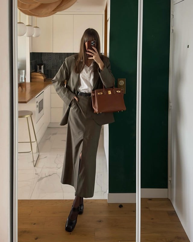 Đây là công thức thời trang yêu thích của nhiều quý cô Pháp, bởi vừa hiện đại vừa toát lên nét chuyên nghiệp.