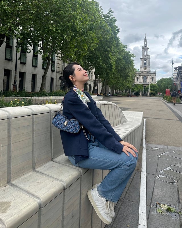 Set đồ này mang tinh thần năng động nhưng vẫn giữ nét chỉn chu, nhờ vào sự kết hợp màu sắc khéo léo.