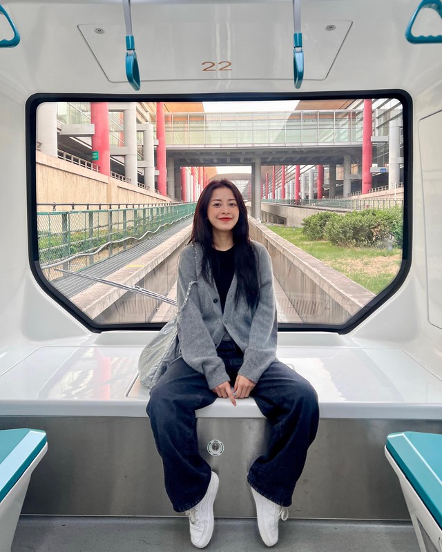 Set đồ này vừa thoải mái, vừa dễ ứng dụng trong nhiều hoàn cảnh khác nhau, từ đi chơi đến đi làm.