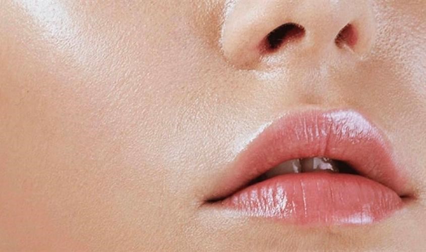 Da tiết dầu quá mức bắt nguồn từ nhiều yếu tố khác nhau và thường chịu tác động đồng thời của cơ thể lẫn môi trường sống. 