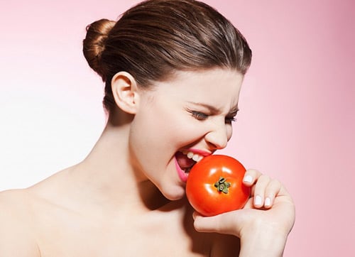 Cà chua nổi tiếng với lycopene – chất chống oxy hóa mạnh mẽ giúp bảo vệ da khỏi tác hại của tia UV