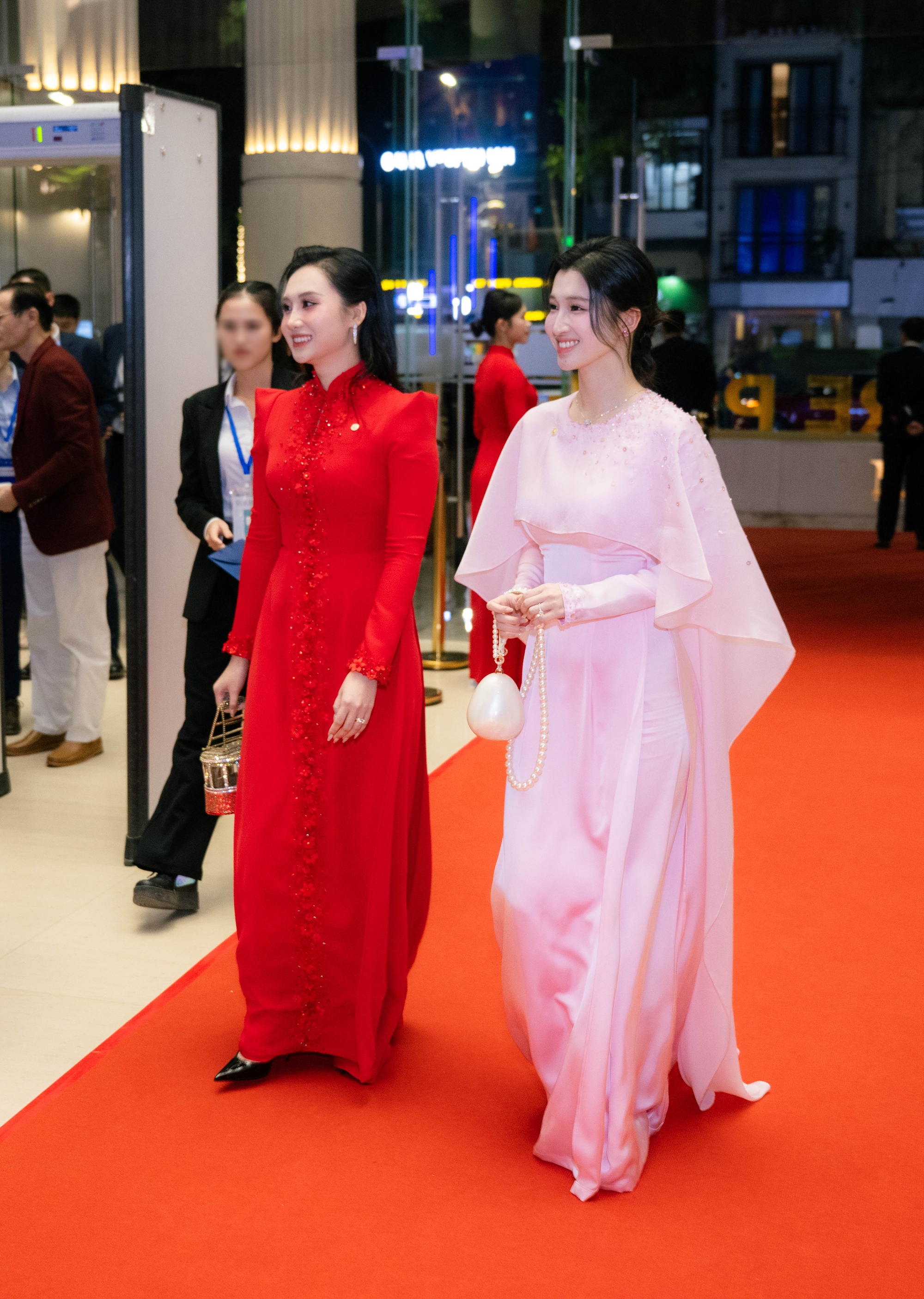 Á hậu Phương Nhi và Bùi Lan Anh tỏa sáng tại lễ trao giải VinFuture 2025 - Ảnh 2.