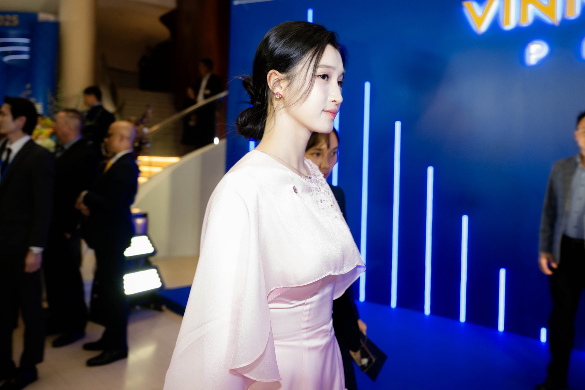 Á hậu Phương Nhi và Bùi Lan Anh tỏa sáng tại lễ trao giải VinFuture 2025 - Ảnh 4.