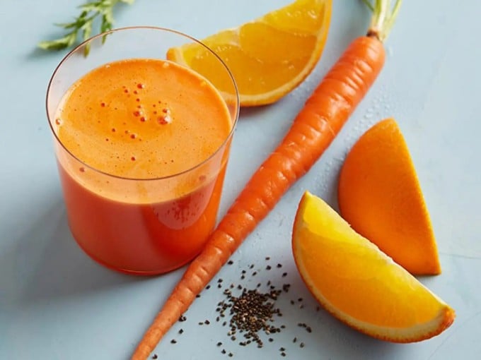 Sự kết hợp giữa cà rốt giàu beta-carotene và cam chứa nhiều vitamin C tạo nên một loại nước ép vừa làm sáng da