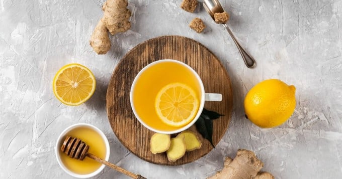 Chanh cung cấp vitamin C làm sáng da, còn mật ong lại có tính dưỡng ẩm tự nhiên, nhờ vậy da mềm mại và dễ chịu hơn.