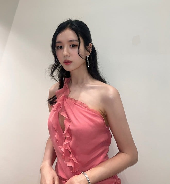 Không còn hình ảnh bầu bĩnh như trước, phiên bản Ahn Eun Jin hiện tại gây chú ý nhờ vẻ đẹp nhẹ nhàng và vóc dáng cân đối, mảnh mai hơn hẳn.  