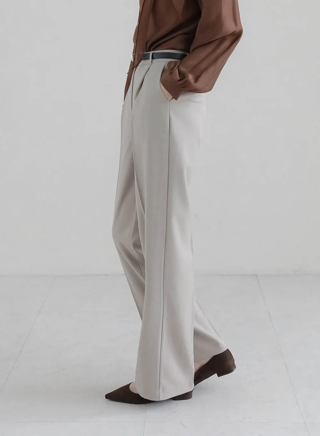 Cuối cùng, giày mũi nhọn là “vũ khí” lợi hại để khiến đôi chân trông dài và thanh thoát mà không cần gót cao.