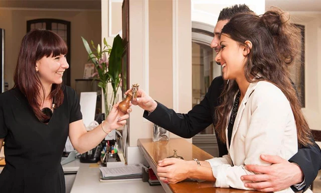 Đến nhà người khác chơi, nghe chủ nhà nói 4 câu này bạn nên đứng dậy ra về: Trí tuệ đỉnh cao của giao tiếp là đây - Ảnh 2.