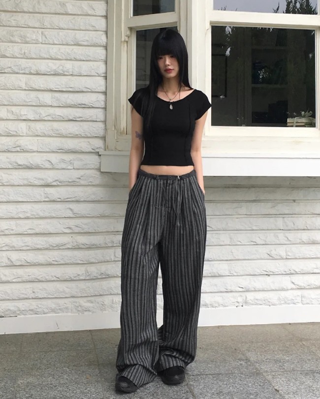 Nếu yêu thích sự thoải mái, bạn có thể dành quần kẻ để mặc ở nhà thay vì xuất hiện trong những dịp cần chỉn chu.