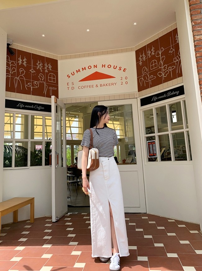 Dù kết hợp cùng quần short, chân váy hay quần tây, áo thun kẻ vẫn mang đến cảm giác trẻ trung, năng động và tự nhiên.