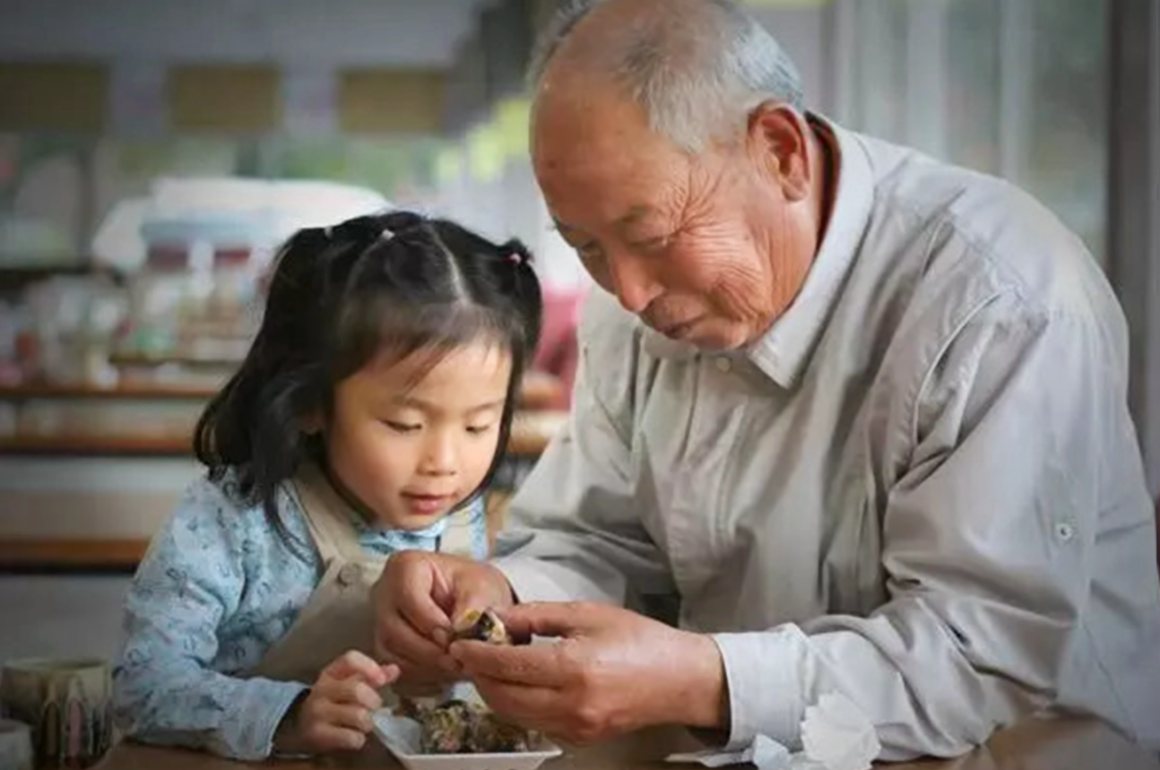 Con cái hiếu thảo thường nói 4 câu này: Cha mẹ nào cũng tự hào - Ảnh 1.