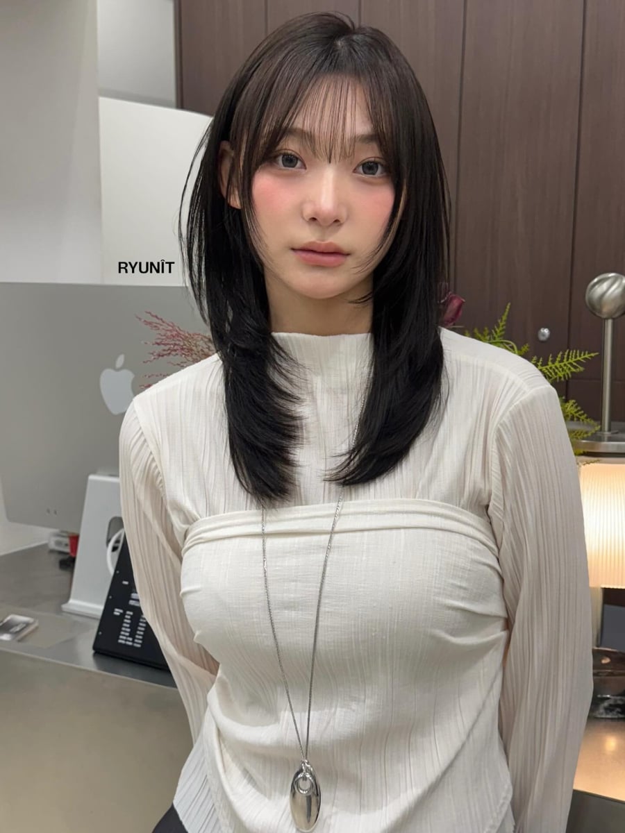 Chỉ cần một chút cụp nhẹ ở ngọn tóc, kiểu tóc lập tức trở nên tự nhiên và dễ chịu hơn hẳn.