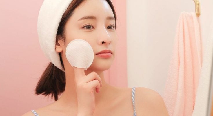 Một cốc nước ấm vào buổi sáng nhìn đơn giản nhưng lại mang đến nhiều lợi ích bất ngờ cho cả hệ tiêu hoá lẫn làn da