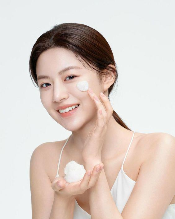 Bạn nên thoa serum vitamin C để bổ sung chất chống oxy hóa