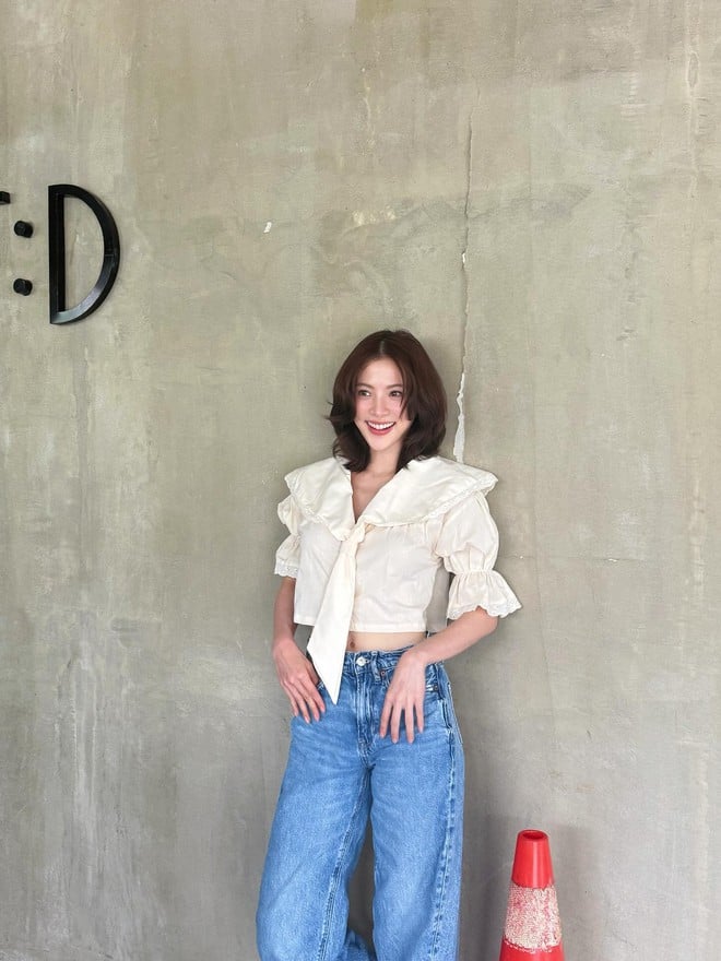 Đây là sự thay đổi táo bạo nhưng cũng là bước ngoặt giúp hình ảnh của cô trở nên mới mẻ và đầy sức sống. 