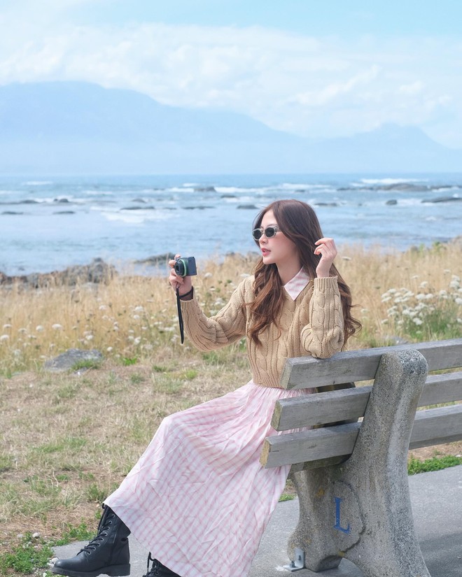 Dù xuất hiện trong bất kỳ hoàn cảnh nào, cô vẫn giữ cho mình phong thái nhẹ nhàng, tự nhiên và đầy tự tin.