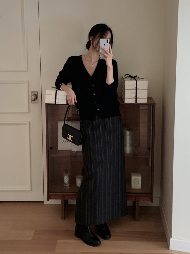 Áo cardigan nhẹ nhàng phối cùng chân váy suông dài vừa tôn dáng, vừa giúp bạn trông thanh thoát hơn.