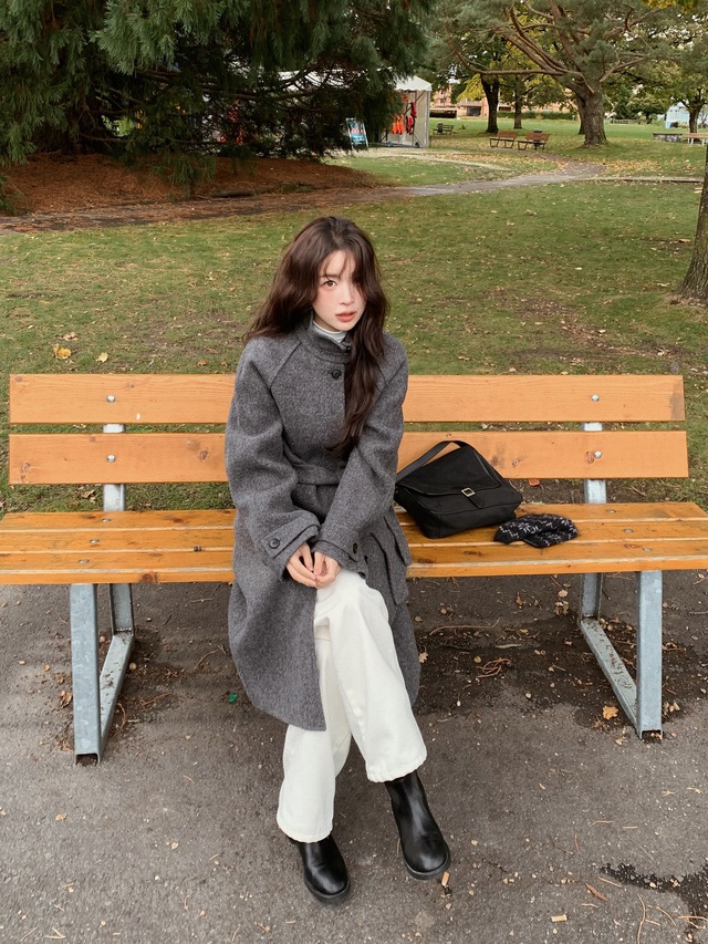 Áo dạ tông be hoặc xám kết hợp cùng áo cổ cao và quần trắng giúp giữ ấm mà vẫn toát lên vẻ tươi sáng