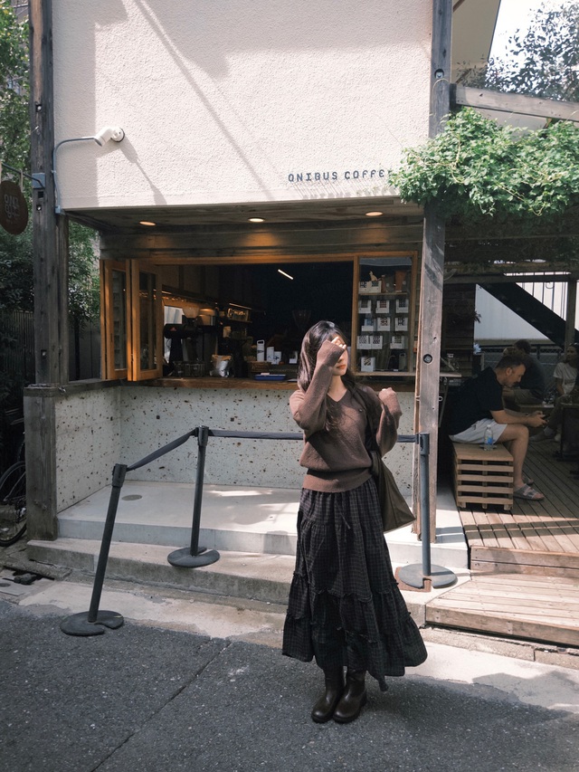 Khi kết hợp cùng boots cao cổ tối màu, vẻ ngọt ngào xen lẫn sang trọng được thể hiện trọn vẹn.