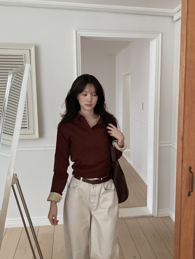 Áo lửng nâu phối cùng quần trắng, thêm thắt lưng và túi xách đồng tông sẽ tạo nên vẻ ngoài hiện đại