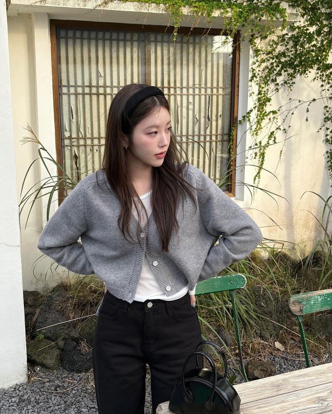 Năm nay, các mẫu cardigan màu trơn hoặc kẻ ngang vẫn đang được yêu thích nhờ vẻ cổ điển và khả năng phối đồ linh hoạt.