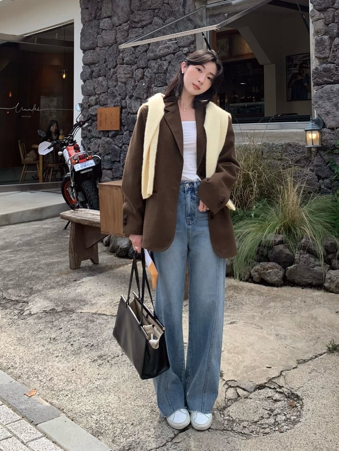 Blazer không chỉ dành cho môi trường công sở mà còn là món đồ biểu tượng của sự tinh tế.