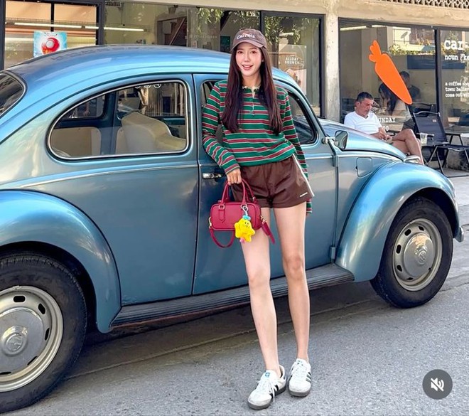 Sweater oversize có thể kết hợp cùng quần ống rộng, chân váy ngắn hay quần shorts đều đẹp, tùy theo phong cách bạn muốn hướng tới