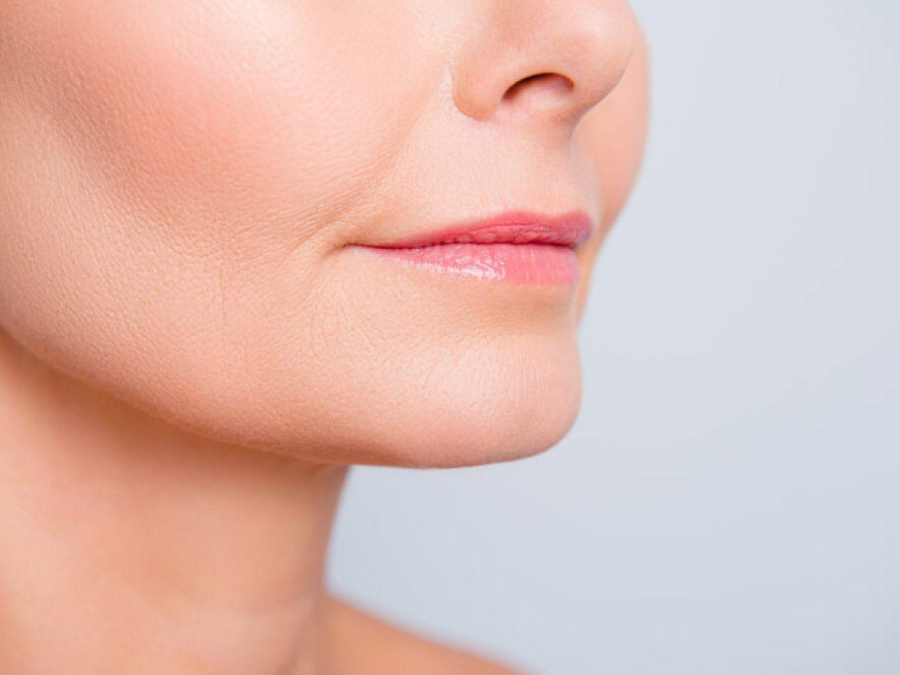 Ở vùng quanh miệng, các nếp gấp thường hằn sâu theo thời gian do biểu cảm nói cười