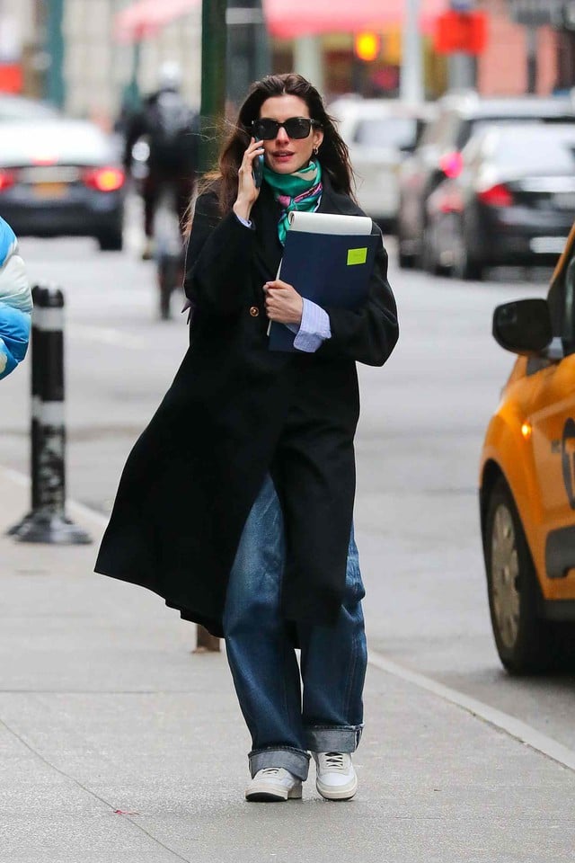 Cô thường tạo điểm nhấn bằng một chiếc khăn họa tiết tinh tế, vừa giúp giữ ấm, vừa khiến tổng thể bớt đơn điệu.