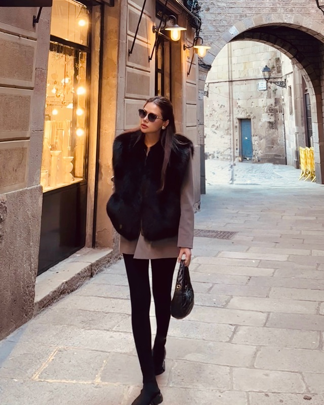 Một trong những “bảo bối” giúp Phanh Lee khẳng định đẳng cấp thời trang chính là áo khoác lông.