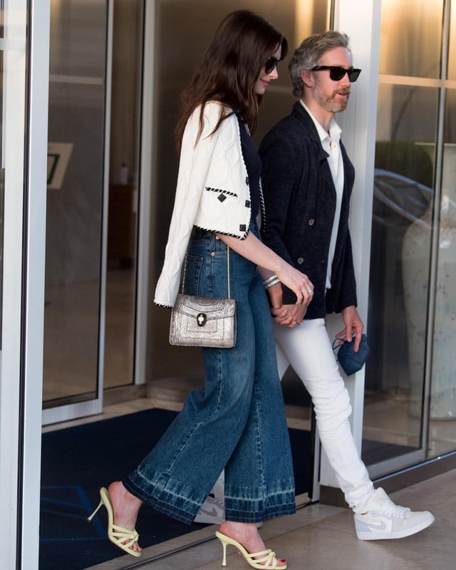 Đôi sandal dáng mule là lựa chọn thông minh, vừa tạo cảm giác thanh thoát cho đôi chân, vừa tăng thêm nét phóng khoáng