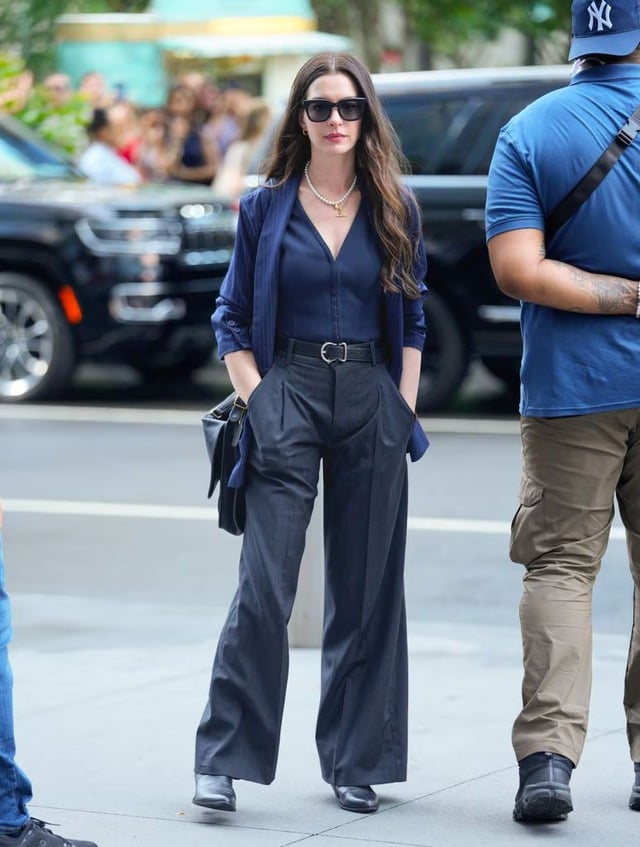 Cô chọn giày cao gót mũi nhọn cùng tông để tạo hiệu ứng kéo dài đôi chân, đồng thời giúp bộ trang phục thêm phần tinh tế,