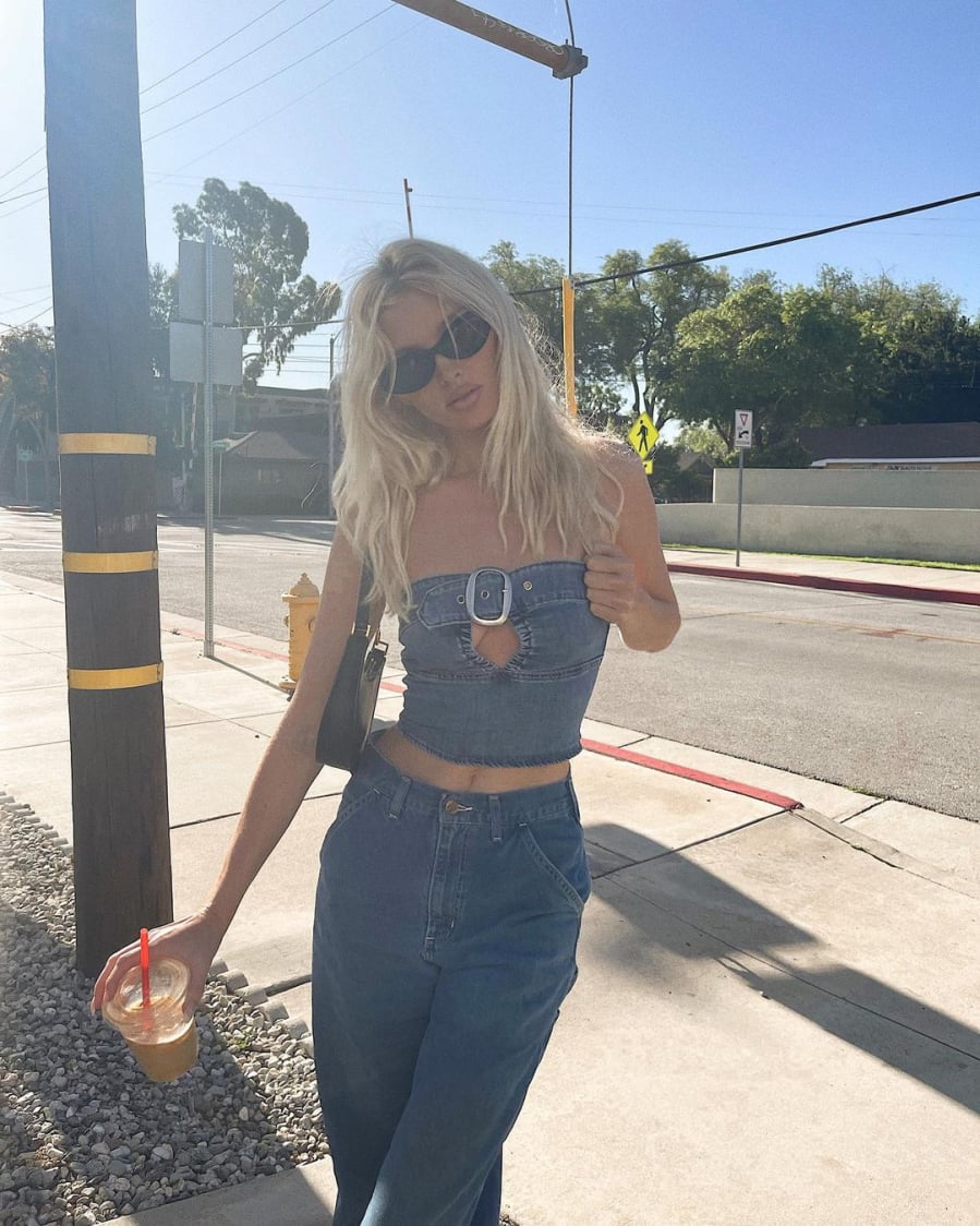 Dù chiều cao thực tế không quá nổi bật, việc chọn dáng quần có phần cạp trên rốn vẫn giúp “ăn gian” vài centimet một cách tự nhiên.