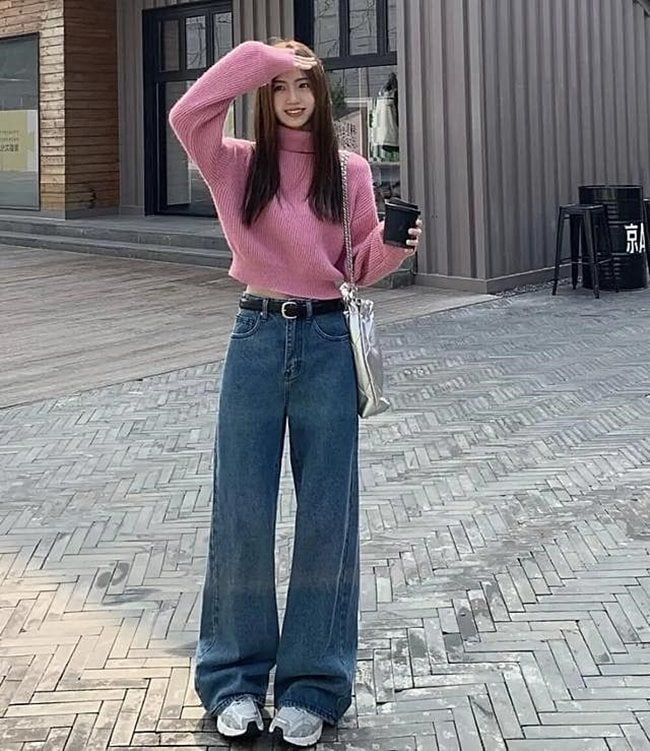  Để tổng thể không bị đơn điệu, bạn có thể kết hợp cùng áo có màu sắc tươi sáng hoặc nổi bật. 