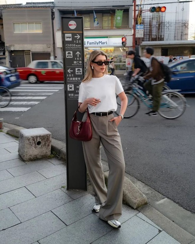 Với phụ nữ ở độ tuổi 40, những chiếc quần cạp cao là “vũ khí” giúp vóc dáng cân đối hơn, đồng thời tạo hiệu ứng chân dài hơn thực tế.